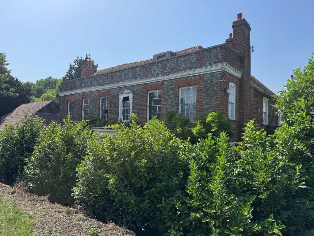 Lot: 144 - FREEHOLD DETACHED PERIOD FARMHOUSE, STUDIO APARTMENT OVER QUADRUPLE GARAGE - RESIDENTIAL INVESTMENT - The property 2